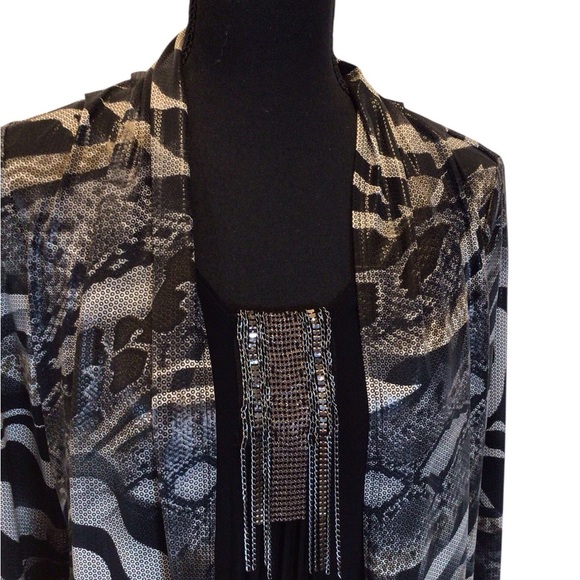 Frank Lyman Design Women’s Top Size 6 Black Gray Animal Print 2-in-1 Blouse - Picture 5 of 9